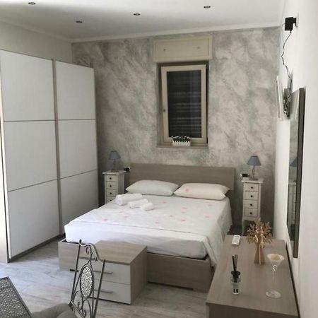 La Maison - Matrimoniale Stornara Bagian luar foto