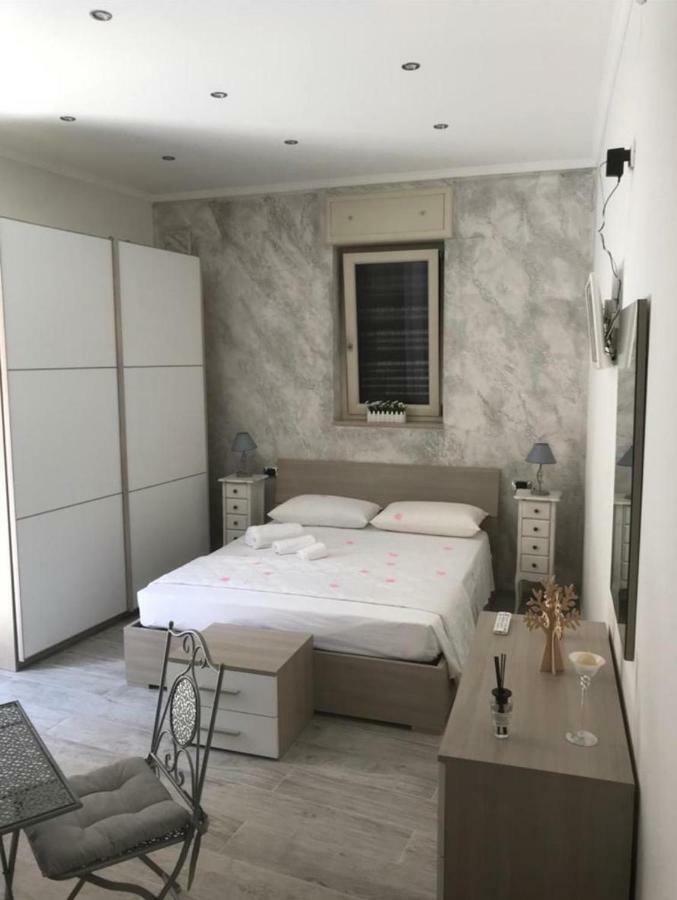 La Maison - Matrimoniale Stornara Bagian luar foto